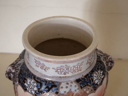 Paire de vases à deux anses en faïence à...