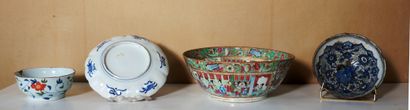 *Lot comprenant une coupe en porcelaine de...