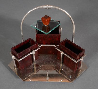 Lot :
- Paire de portes-gobelet en métal...