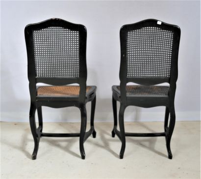 Treize chaises cannées à dossier droit en...