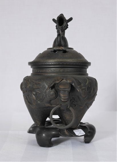 Brûle-parfum tripode en bronze patiné à deux...