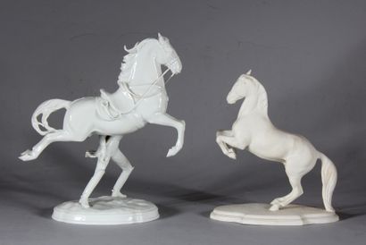 Deux groupes en biscuit et porcelaine représentant...