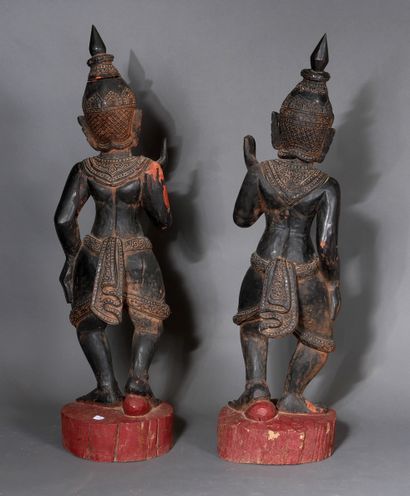 Paire de danseuses en bois peint, Extrême-Orient
H...