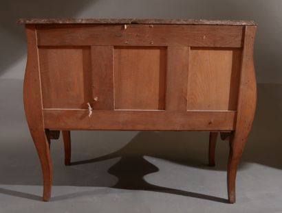 Commode galbée à deux tiroirs sans traverse...