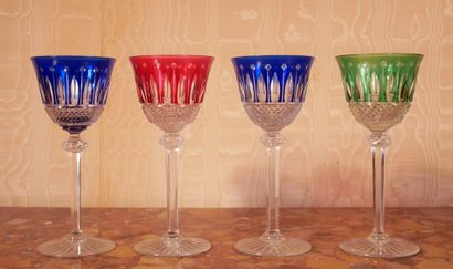 *Lot :
- SAINT LOUIS
Quatre verres sur pied...