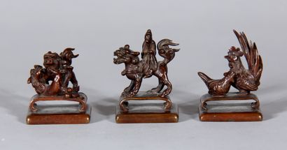 Trois poids en bronze à décor d'animaux,...