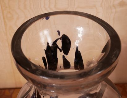 *Vase balustre en verre tacheté noir, marqué...