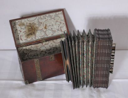 Accordéon en bois naturel et nacre, XIXème...
