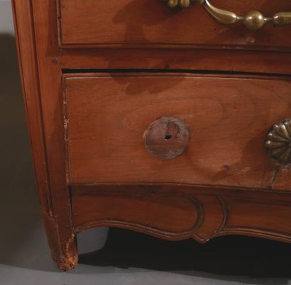 Commode galbée en bois naturel à quatre tiroirs...