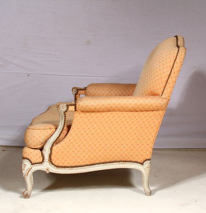Bergère en bois relaqué blanc, style Louis...