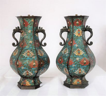 Paire de vases à deux anses en métal cloisonné...