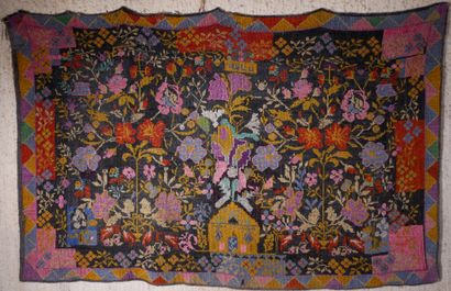 *Kilim en laine à décor polychrome de fleurs...