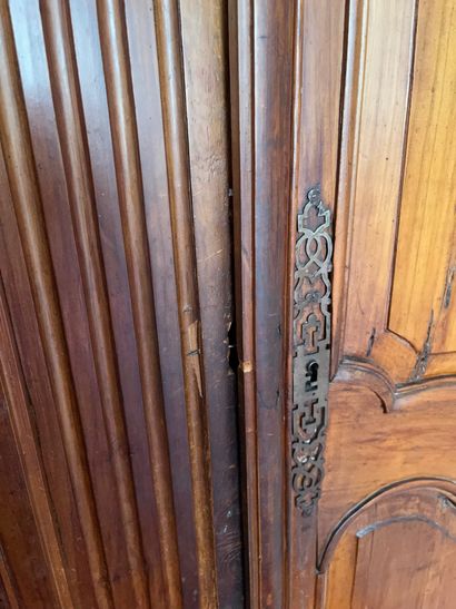 Importante armoire en bois naturel à deux...