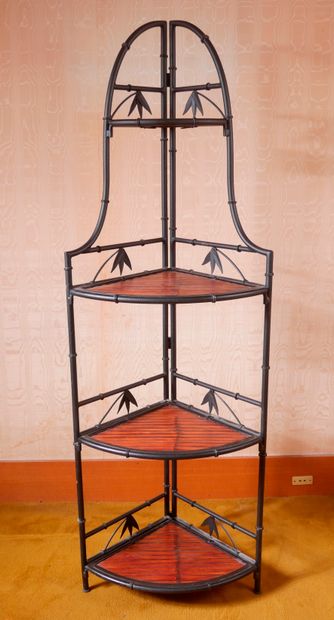 *Etagère d'angle en métal laqué noir imitant...