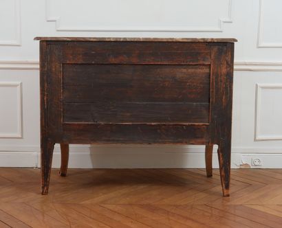 Commode en bois de placage à trois tiroirs...