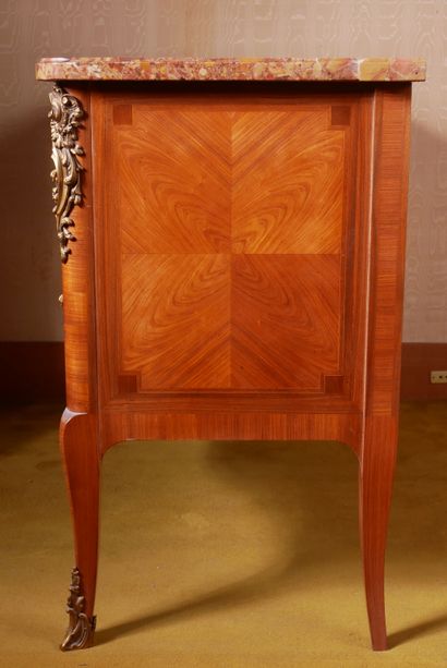 *Commode galbée en bois de placage à deux...