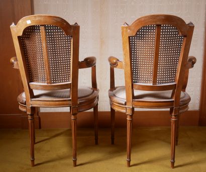*Paire de fauteuils cabriolets cannés en...