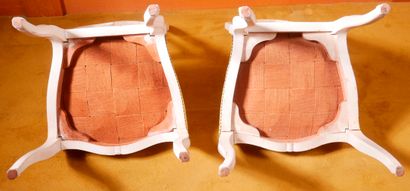 *Quatre chaises en bois laqué blanc à dossier...