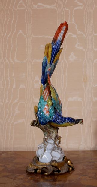 *Statuette en porcelaine polychrome représentant...
