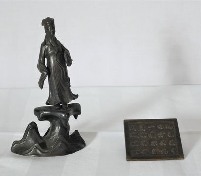 Lot :

- Sculpture en bronze patiné représentant...