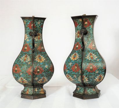 Paire de vases à deux anses en métal cloisonné...