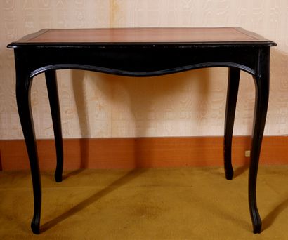 *Table en bois noirçi garnie de cuir rouge,...