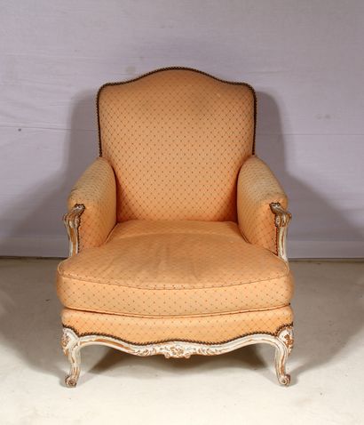 Bergère en bois relaqué blanc, style Louis...