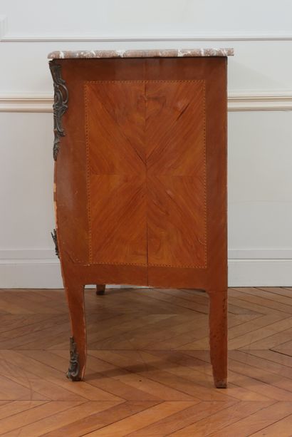 Commode en bois de placage à trois tiroirs...