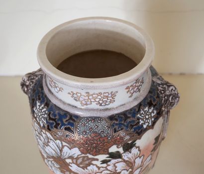 Paire de vases à deux anses en faïence à...