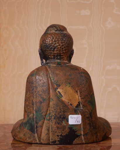 *Bouddha assis en méditation en céramique...