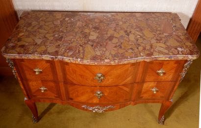 *Commode galbée en bois de placage à deux...