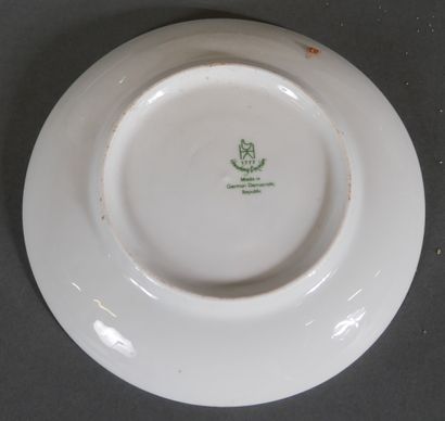 Partie de service de table en porcelaine...