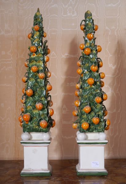 *Paire de statuettes en forme d'arbres en...