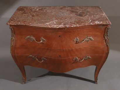 Commode galbée à deux tiroirs sans traverse...
