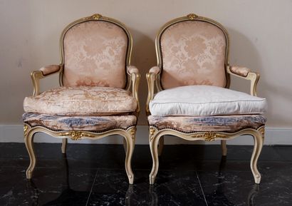 Paire de fauteuils à dossier droit en bois...