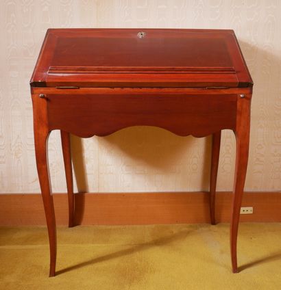 *Bureau de pente en bois naturel à deux tiroirs...