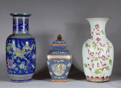 Trois potiches en porcelaine polychrome,...