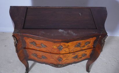 Commode galbée en bois de placage à deux...