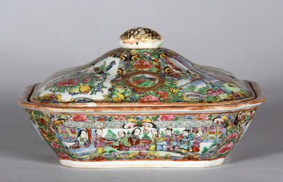Soupière couvert en porcelaine polychrome...