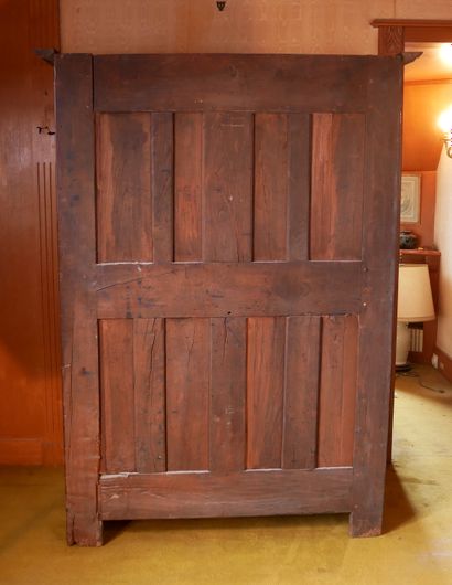 *Armoire en bois naturel mouluré et sculpté...