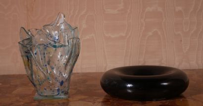 *Lot :
- JAUDOUVILLE
Vase en verre plissé...