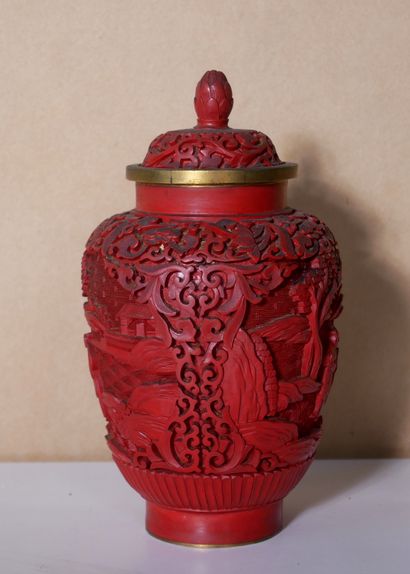 *Vase couvert sur talon en métal émaillé...