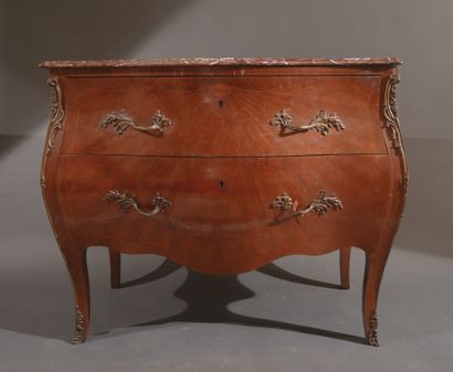 Commode galbée à deux tiroirs sans traverse...