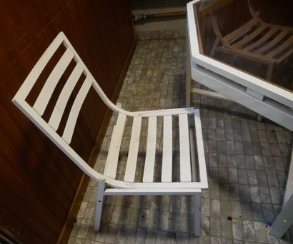 Table de jardin et quatre chaises en métal...