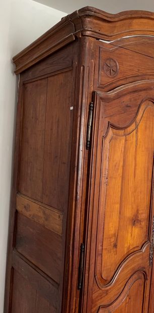 Importante armoire en bois naturel à deux...