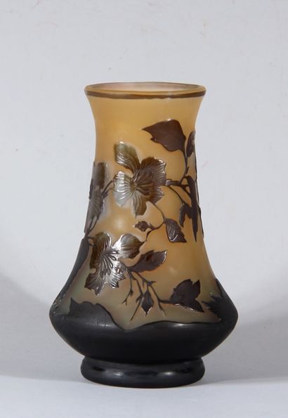 Vase balustre en verre à décor de feuillage...