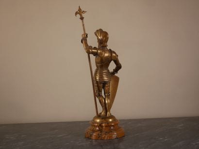 Ecole moderne
Chevalier en armure debout
Sculpture...