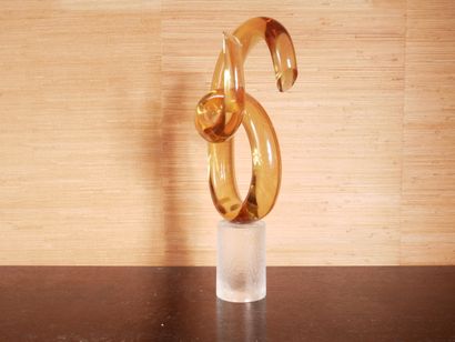 Sculpture en verre transparent teinté jaune,...
