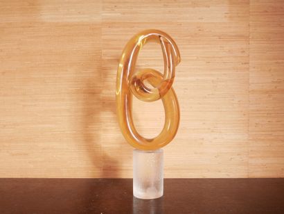 Sculpture en verre transparent teinté jaune,...