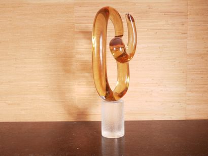 Sculpture en verre transparent teinté jaune,...